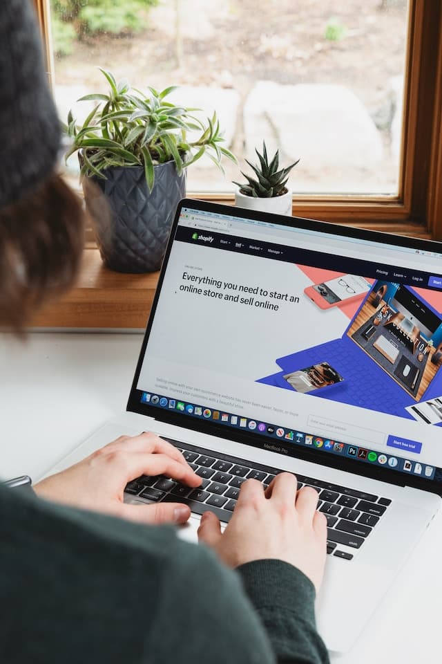 Unraveling the Costs and Benefits: Headless Commerce vs. Hosted Shopify Stores